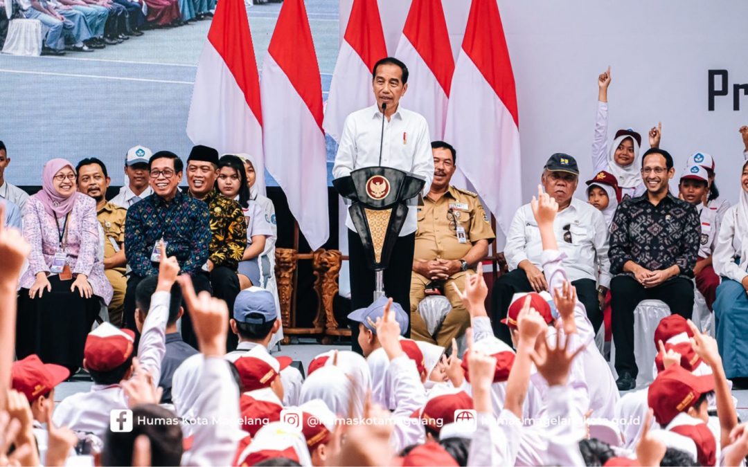 Di Kota Magelang, Presiden Jokowi Bagikan Bantuan PIP dan Sepeda