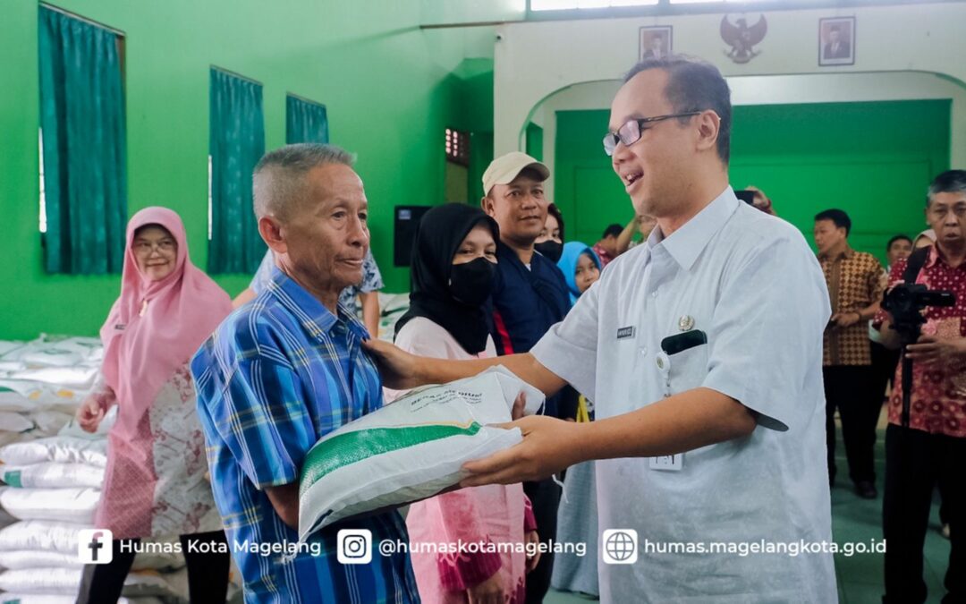 Salurkan Cadangan Pangan Pemerintah, Wali Kota Magelang Pesan Agar Warga Loman Sepodo-podo