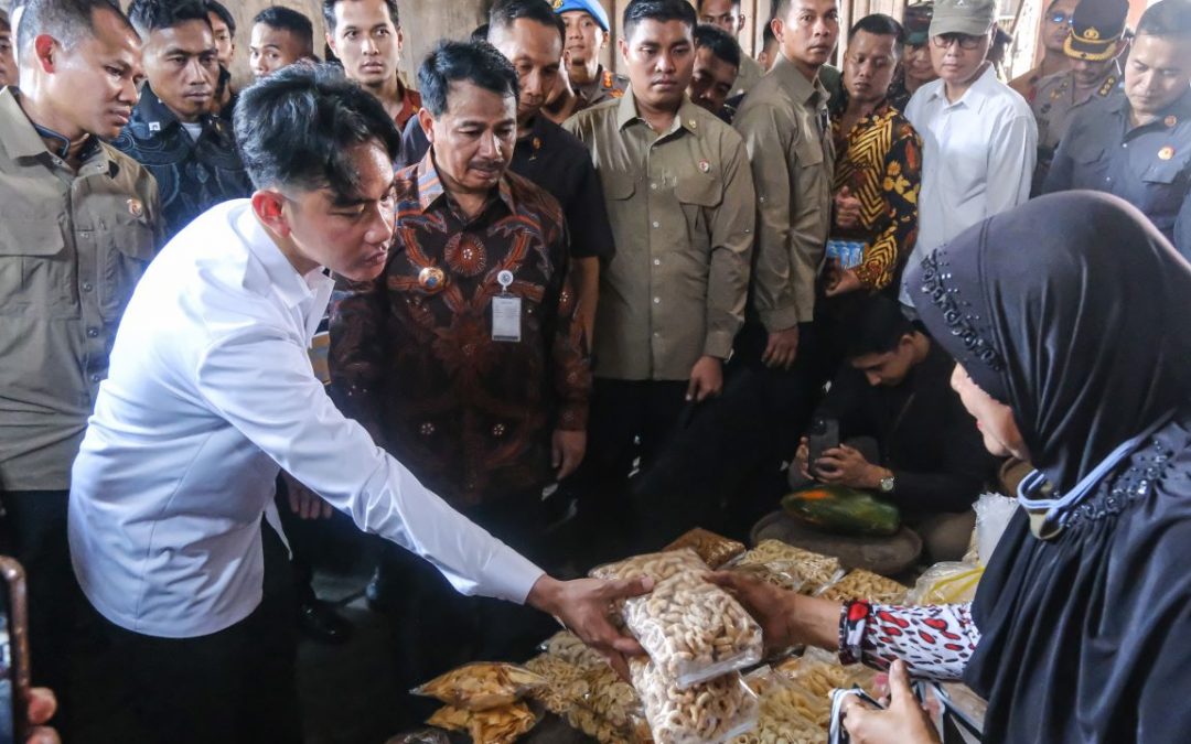 Wapres Gibran Kunjungi Pasar Gotong Royong Magelang, Belanja dan Bagi-bagi Susu