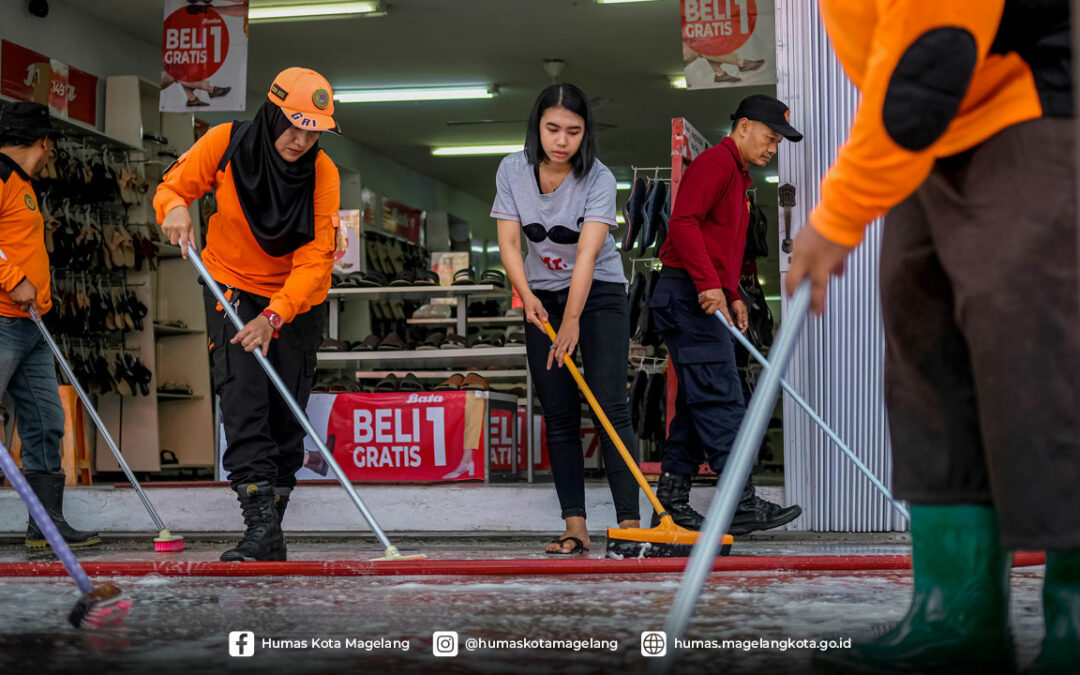 Lantai Trotoar Pecinan Dibersihkan Setelah MEC dan Kirab Ruwat Bumi