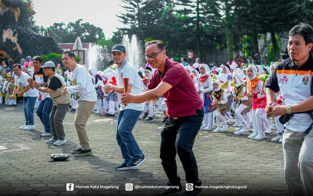 Disaksikan Penciptanya, Ribuan Pelajar Pentas “Tari Kuntulan” Khas Kota Magelang